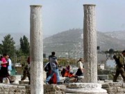 عشرات المستوطنين يقتحمون الموقع الأثري في سبسطية