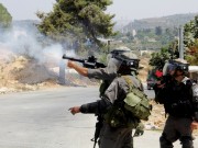 الاحتلال يطلق قنابل الغاز صوب المنازل في بلدة الخضر