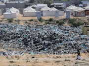 "المنطقة لا تصلح للسكن".. النفايات الصلبة تفاقم معاناة النازحين في مواصي خان يونس