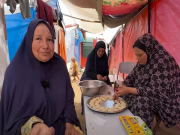 جولة ميدانية| نازحات يصنعن كعك العيد داخل مخيمات اللجوء والإيواء تحت القصف