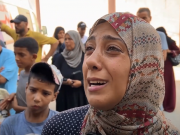 مواطنون يودعون أبناءهم المرضى قبل مغادرتهم قطاع غزة لتلقي العلاج في الخارج