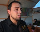 «الكوفية» ترصد تلقى الأطفال النازحين دروسهم داخل خيمة تعليمية بدير البلح