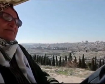 مسنة فلسطينية تشتري توك توك للصلاة في الأقصى