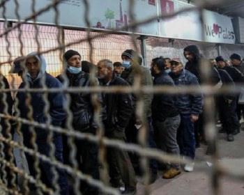 عمال غزة يطالبون بفرص عمل من أمام معبر بيت حانون