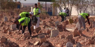 عشرات المواطنين يشرعون بحملة تنظيف وصيانة لمقابر القدس