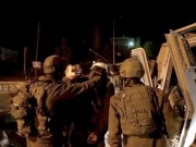 جنود الاحتلال ومستعمرون يعتدون على مواطنين ويعتقلون شابا شرق نابلس
