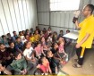 المدرس محمد الخضري يدشن مبادرة تعليمية للطلبة النازحين في مدينة دير البلح وسط القطاع